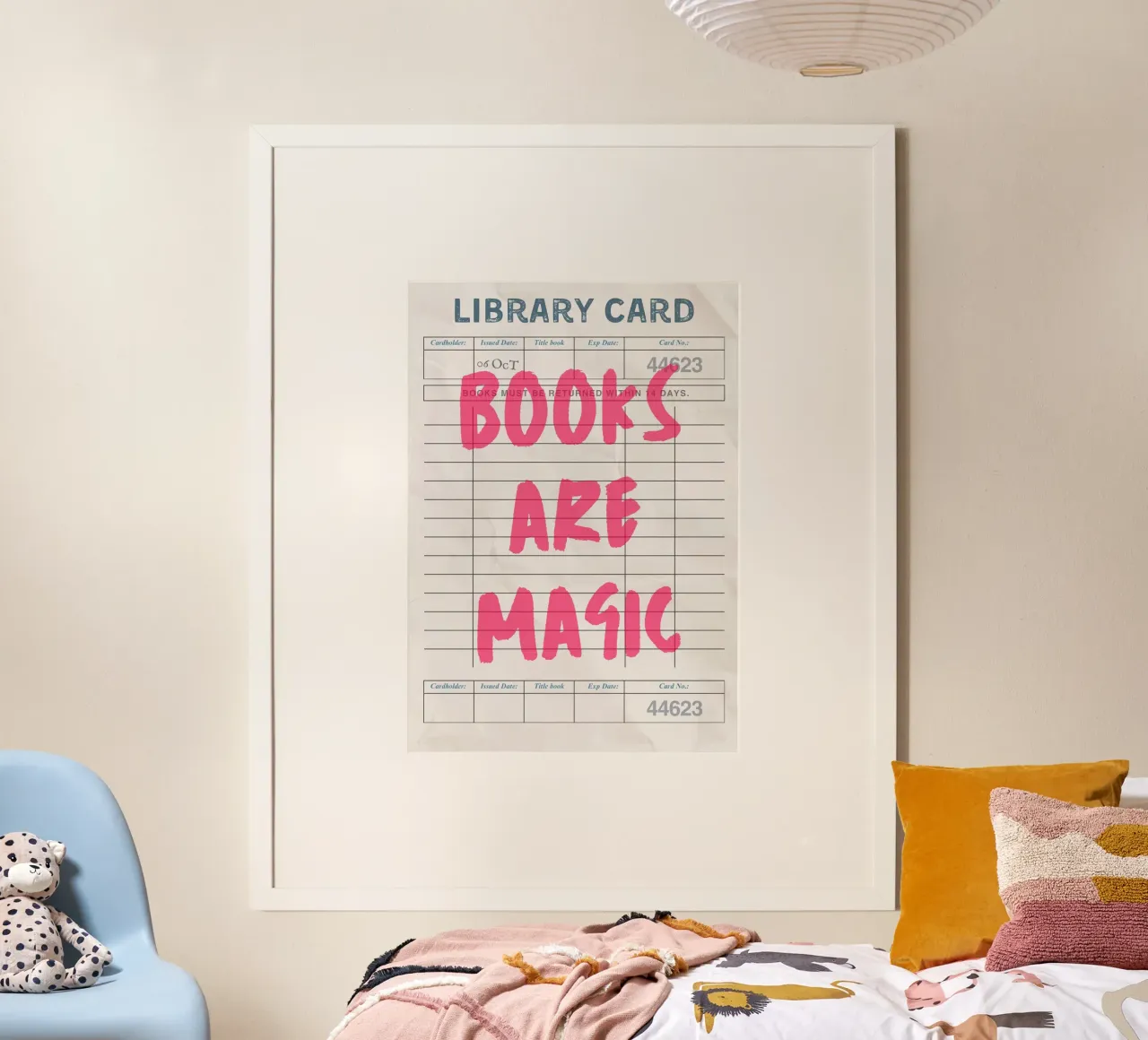 "Poster per la tessera della biblioteca "I libri sono magici poster con telaio in legno da vintagepod