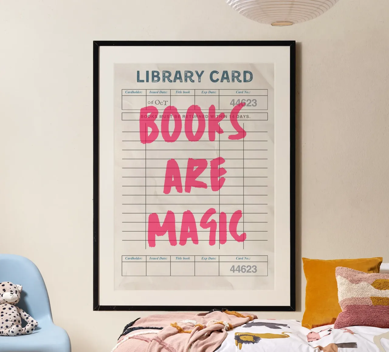 "Poster per la tessera della biblioteca "I libri sono magici poster con telaio in legno da vintagepod