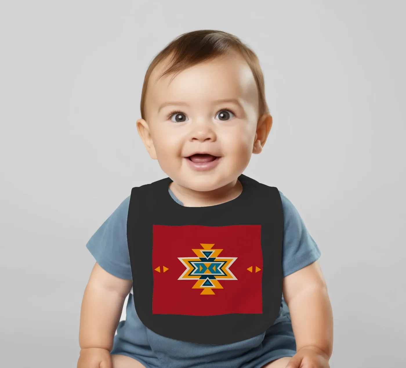 Aztec Pattern on Red Babylätzchen von Petra Lang - Design