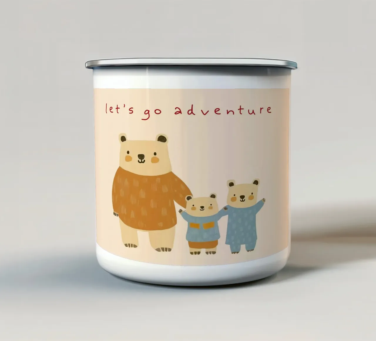 Stampa d'arte di una simpatica famiglia di orsi "Let's Go Adventure tazza in smalto da vintagepod