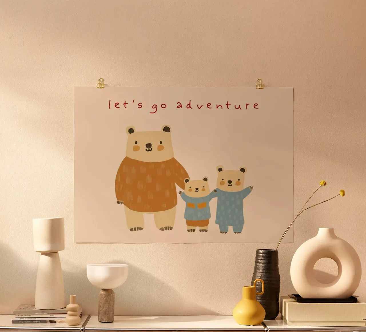 Stampa d'arte di una simpatica famiglia di orsi "Let's Go Adventure poster con telaio in plastica da vintagepod