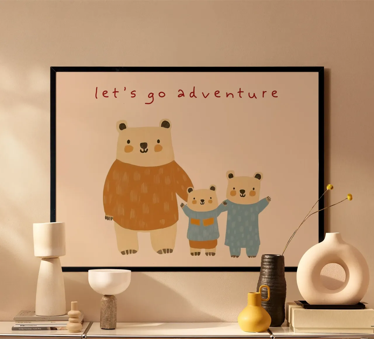 Stampa d'arte di una simpatica famiglia di orsi "Let's Go Adventure poster con telaio in plastica da vintagepod