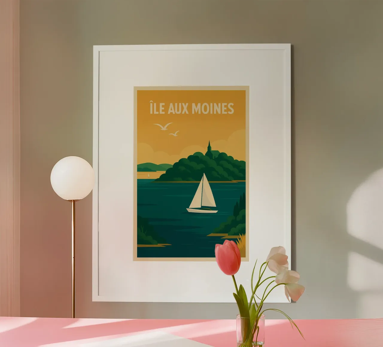 Île aux Moines - Poster retrò di una barca a vela e della natura bretone poster con telaio in plastica da JETLAG | affiches voyage