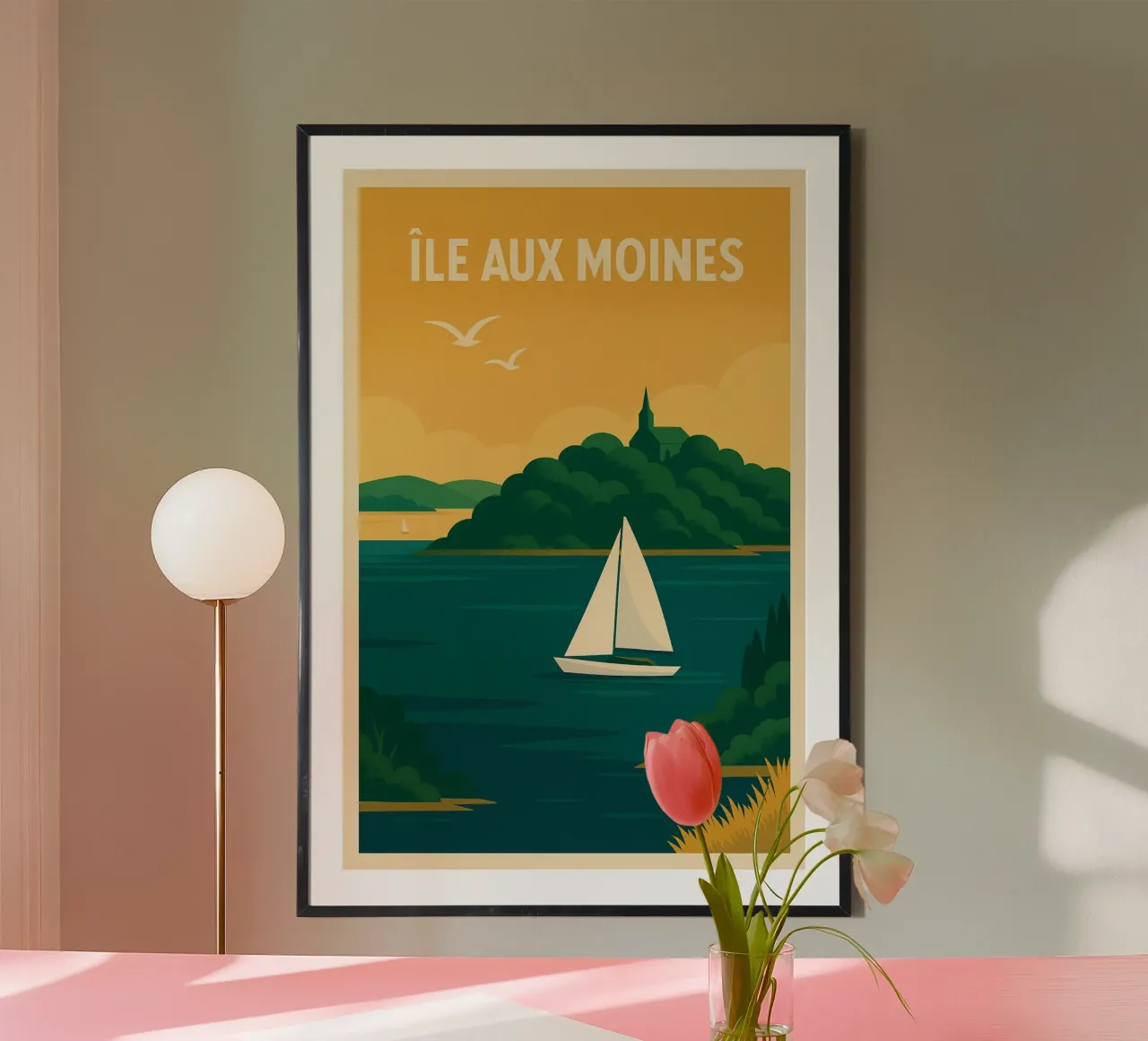 Île aux Moines - Poster retrò di una barca a vela e della natura bretone poster con telaio in plastica da JETLAG | affiches voyage