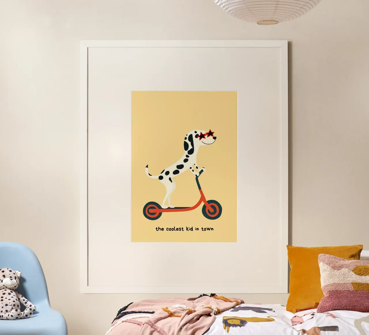 Stampa "Coolest Kid" Scooter Dalmata - Camera dei bambini poster con telaio in plastica da vintagepod
