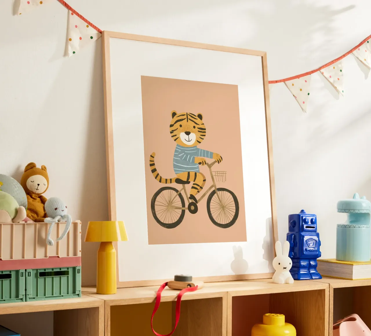 Simpatica tigre in bicicletta - Decorazione avventurosa per la camera dei bambini poster con telaio in plastica da vintagepod