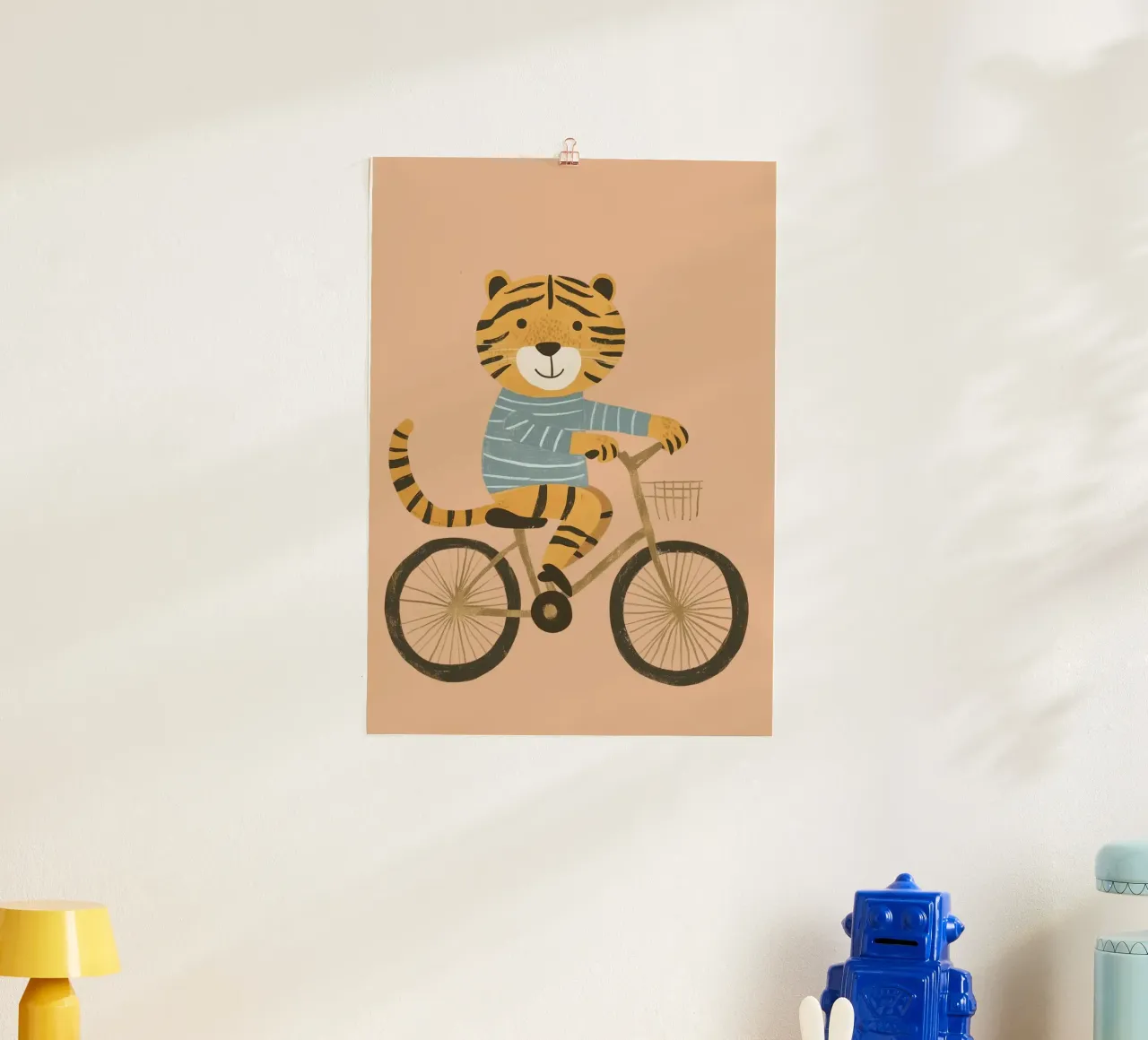 Simpatica tigre in bicicletta - Decorazione avventurosa per la camera dei bambini poster con telaio in plastica da vintagepod