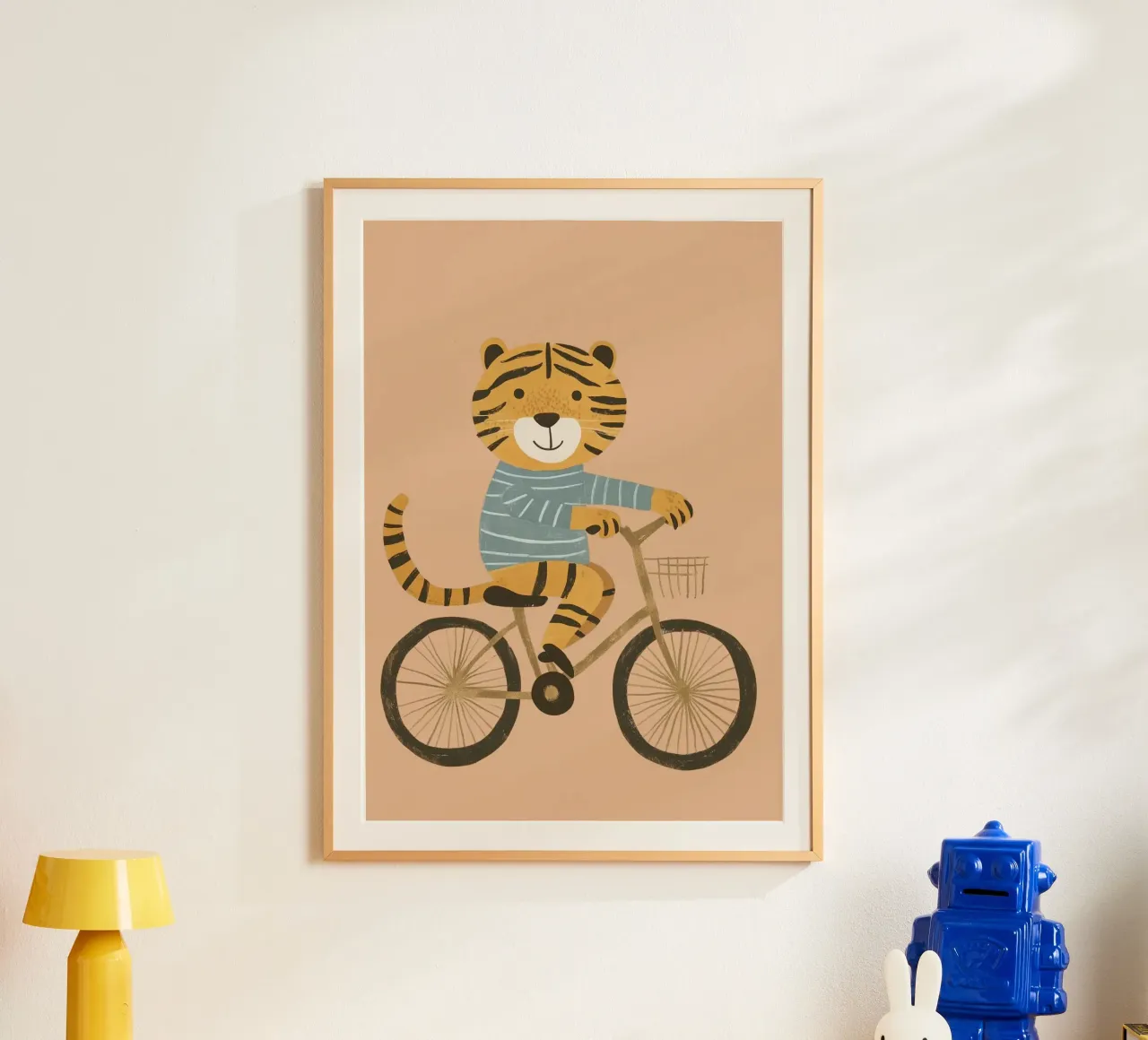 Simpatica tigre in bicicletta - Decorazione avventurosa per la camera dei bambini poster con telaio in plastica da vintagepod