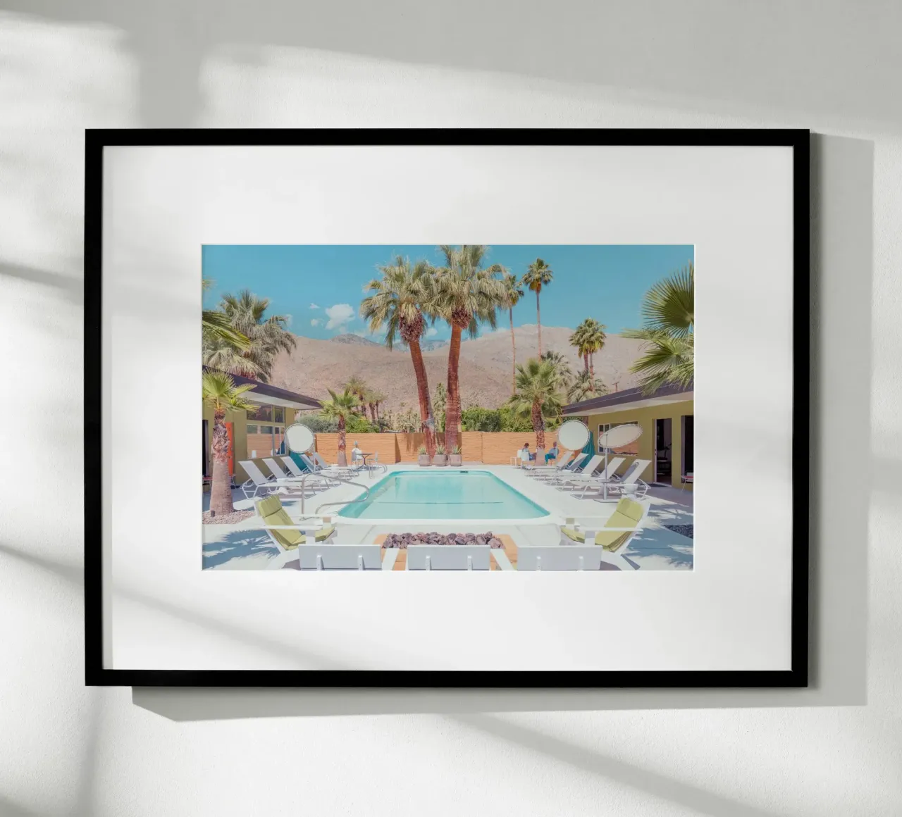 Quiet Pool Palm Springs poster con marco de plástico de lennytravers