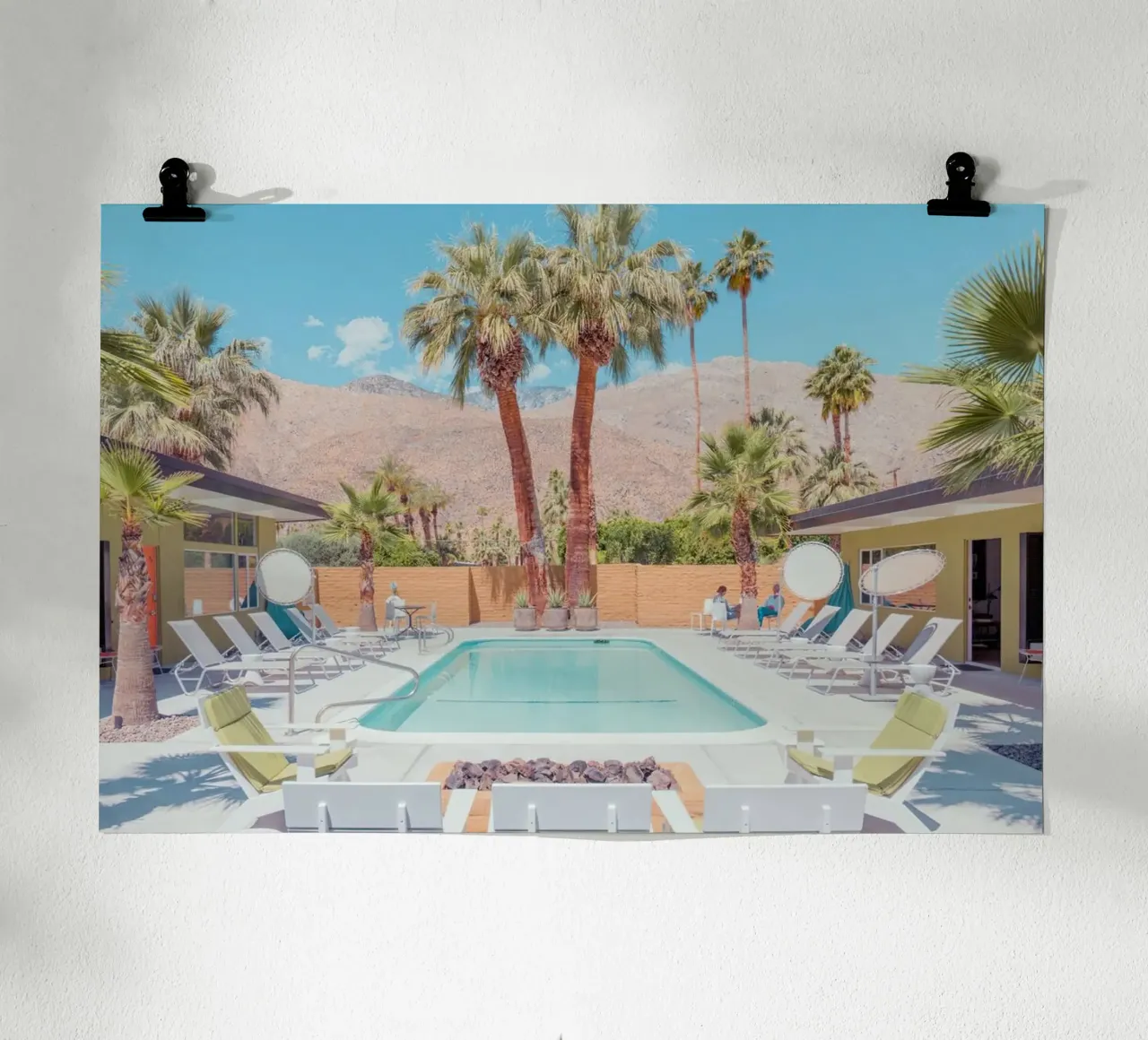 Quiet Pool Palm Springs poster con marco de plástico de lennytravers
