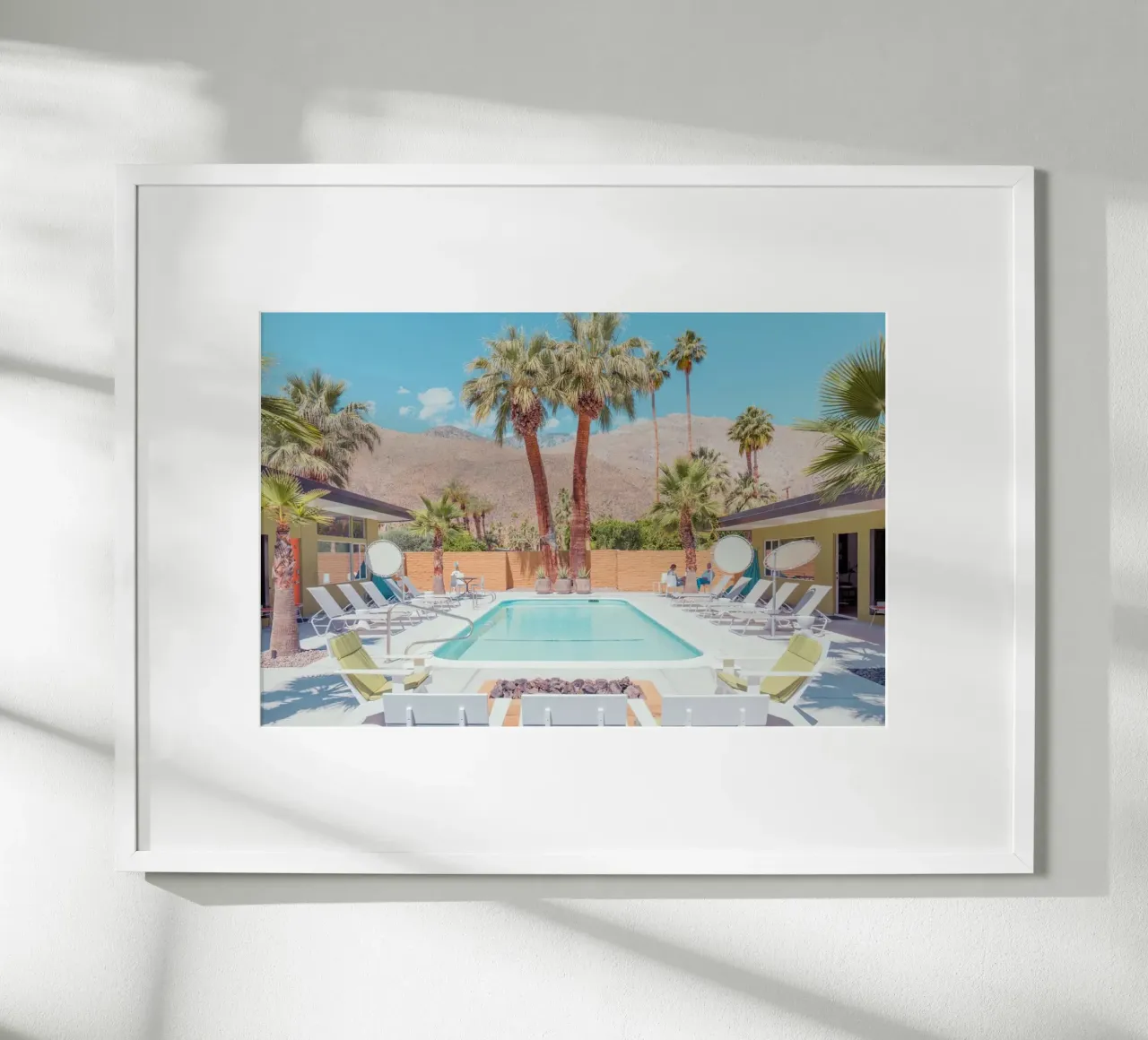Quiet Pool Palm Springs poster con marco de plástico de lennytravers