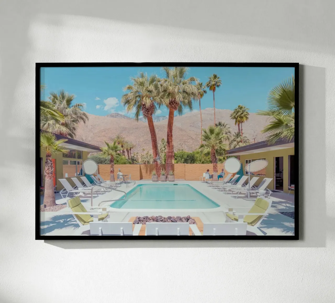 Quiet Pool Palm Springs poster con marco de plástico de lennytravers