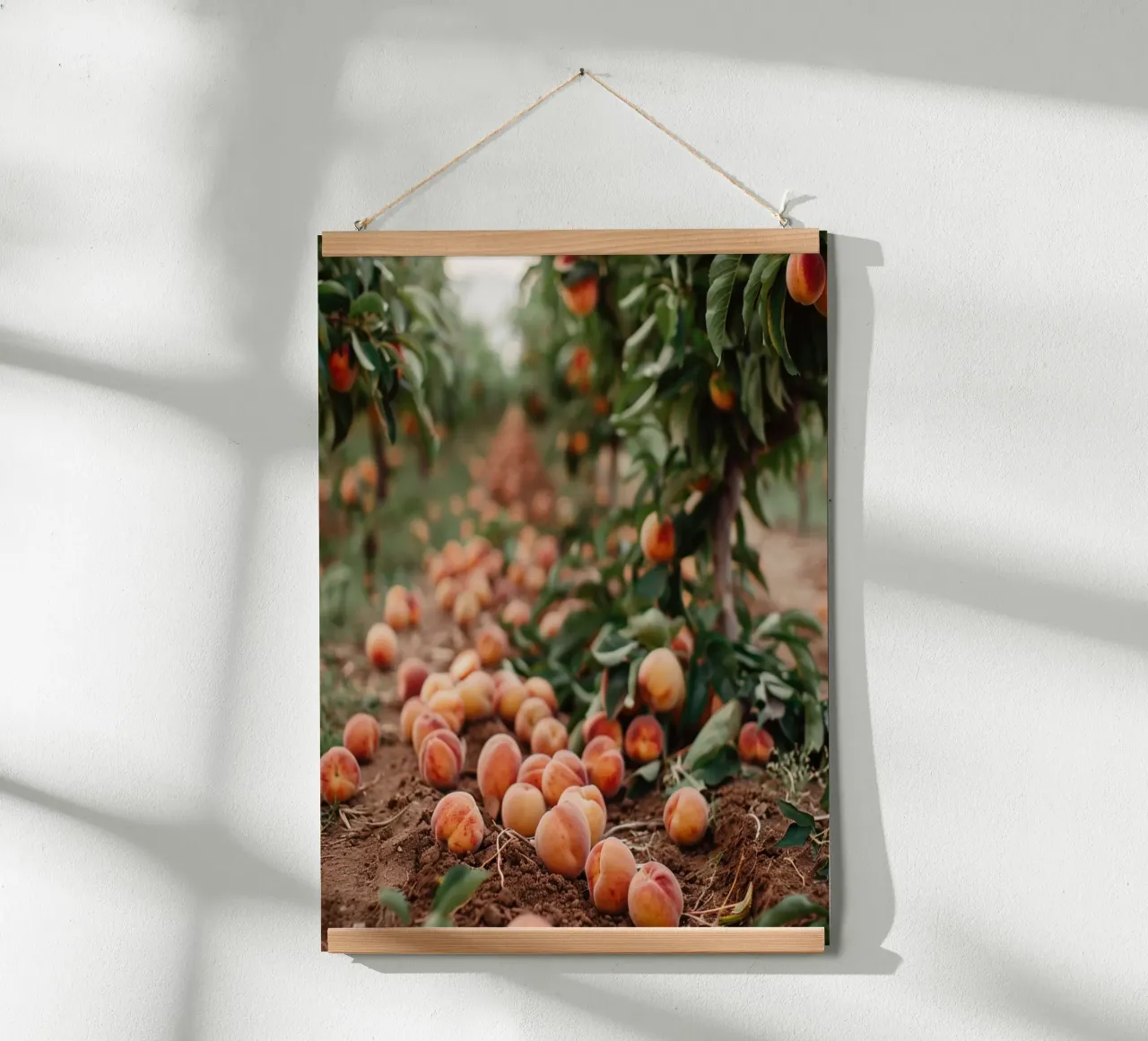 Frutti caduti poster con telaio in plastica da StillVibe Home