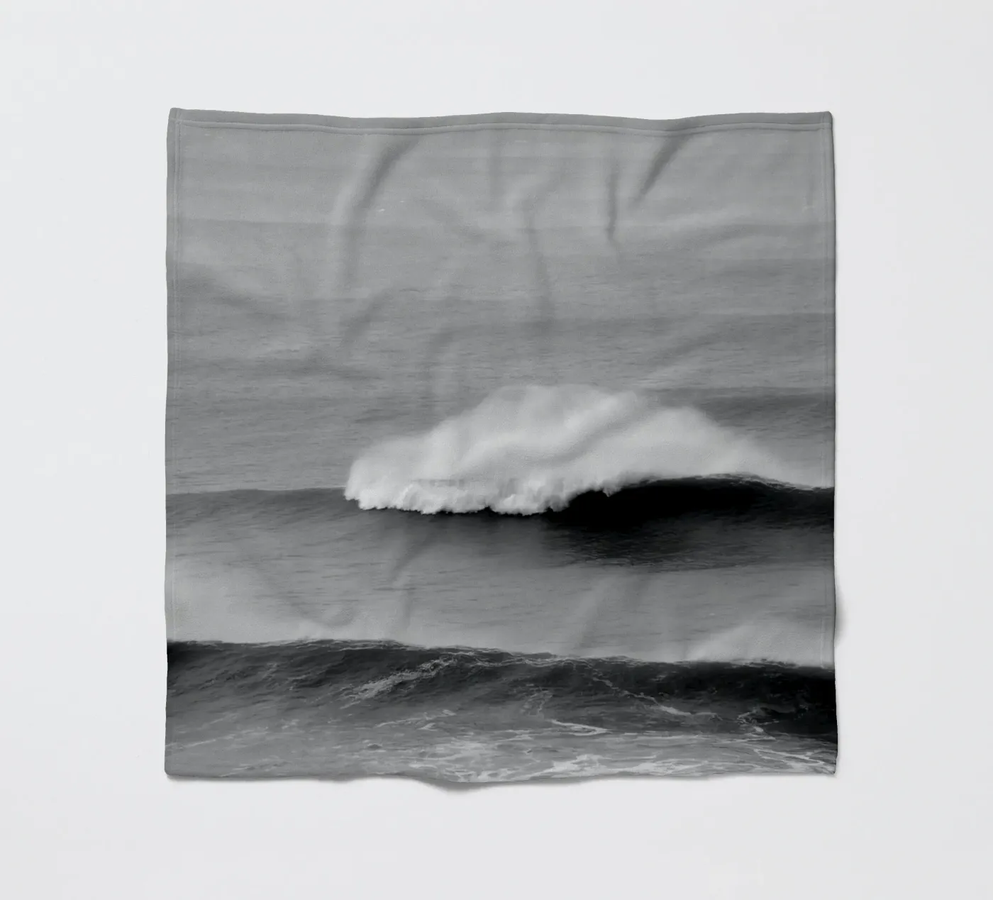 Minimal Waves fleece blanket by Fjöllart