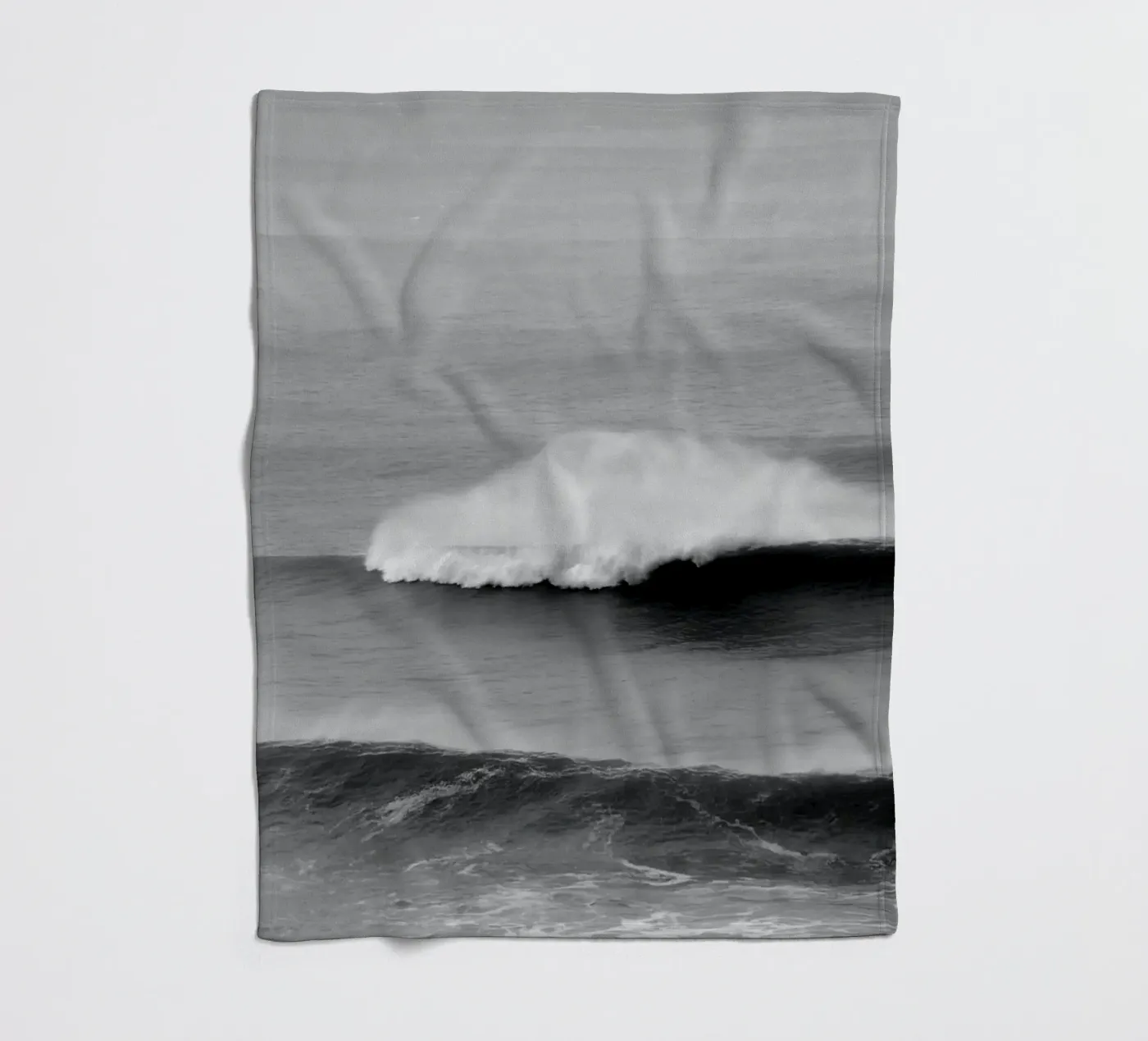 Minimal Waves fleece blanket by Fjöllart