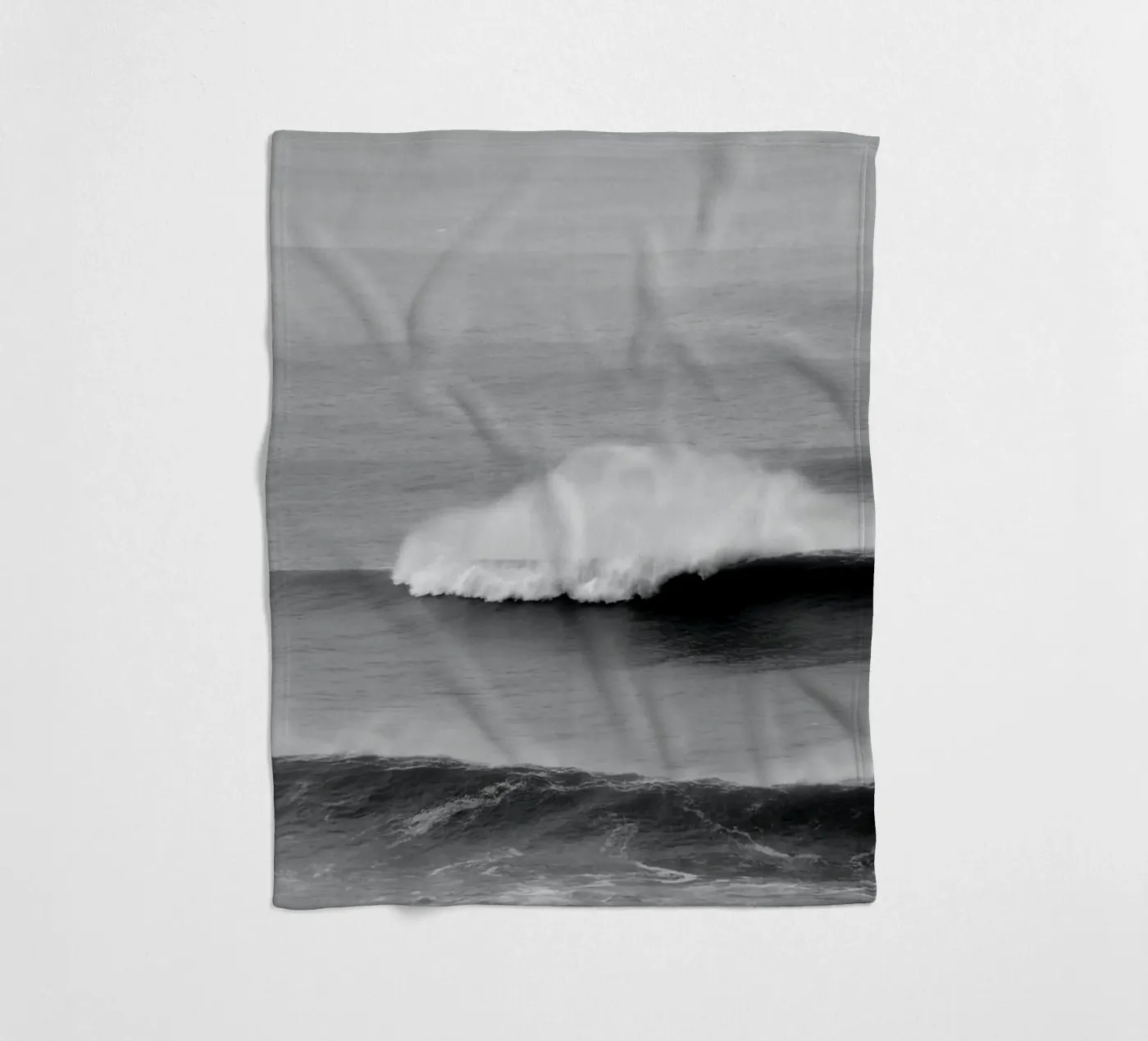 Minimal Waves fleece blanket by Fjöllart