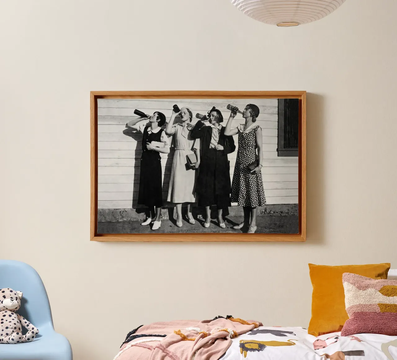 Femmes buvant de la bière, photo ancienne en noir et blanc toile avec Caisse américaine de Vibrant Vintage Prints