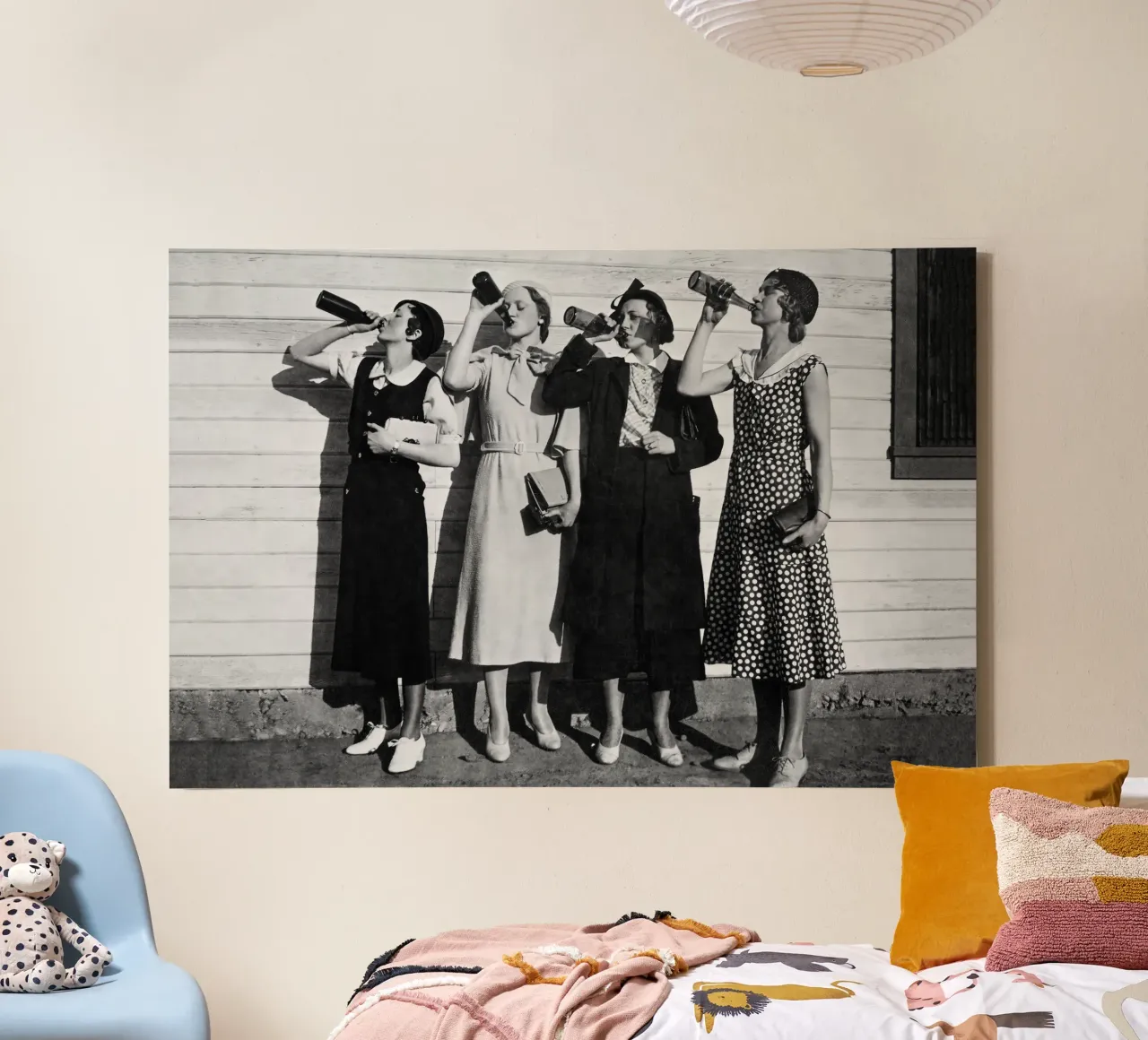 Femmes buvant de la bière, photo ancienne en noir et blanc toile avec Caisse américaine de Vibrant Vintage Prints
