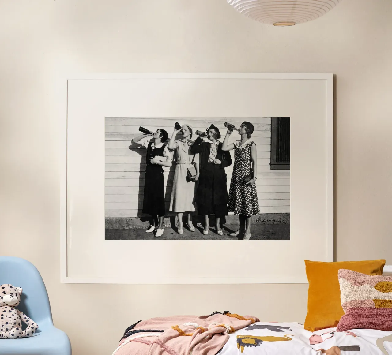 Femmes buvant de la bière, photo ancienne en noir et blanc poster de Vibrant Vintage Prints