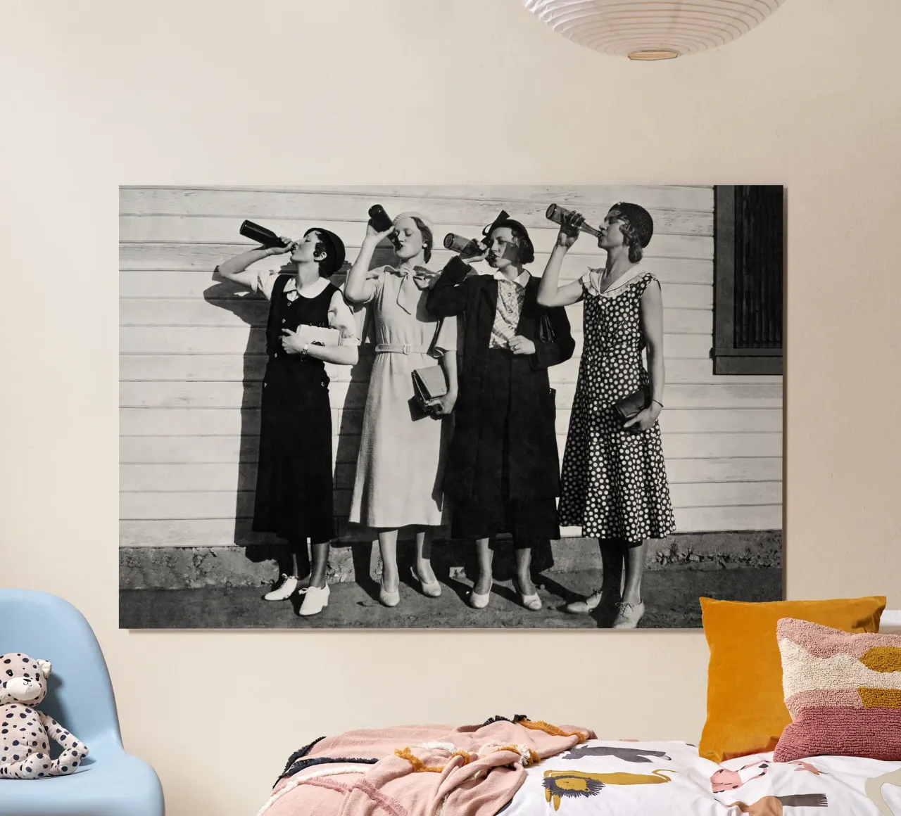 Femmes buvant de la bière, photo ancienne en noir et blanc poster de Vibrant Vintage Prints