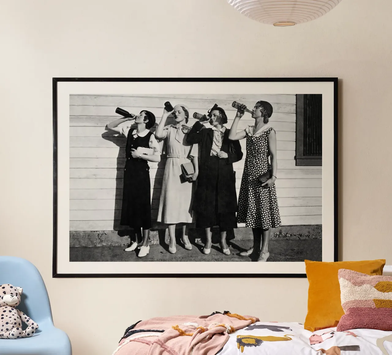 Femmes buvant de la bière, photo ancienne en noir et blanc poster de Vibrant Vintage Prints