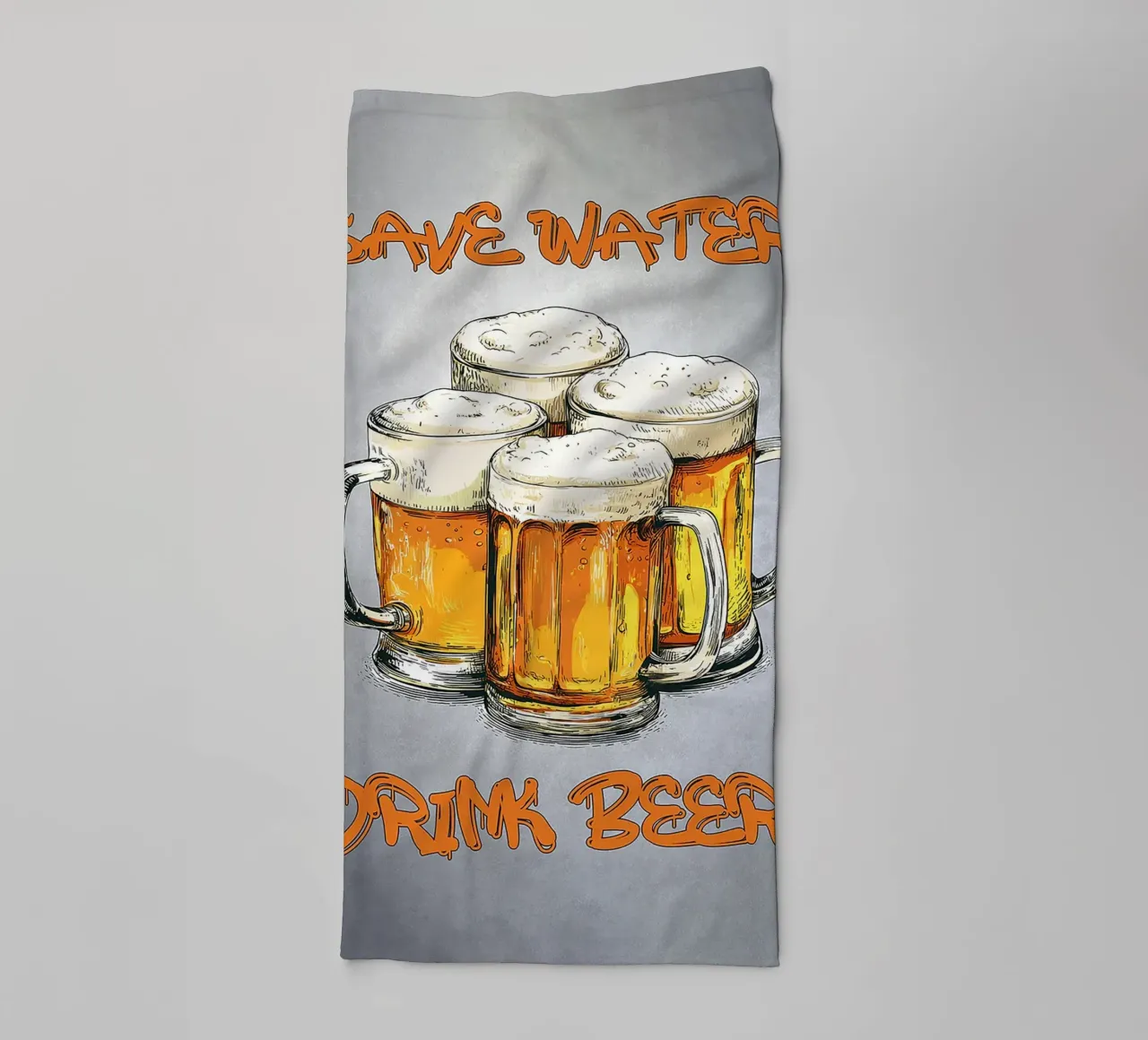 boccali di birra spumeggiante colore ambra testo asciugamano da bagno da Rick Thompson