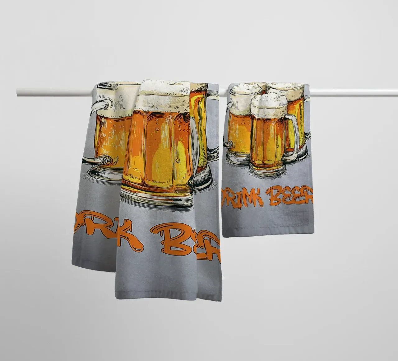 boccali di birra spumeggiante colore ambra testo asciugamano da bagno da Rick Thompson