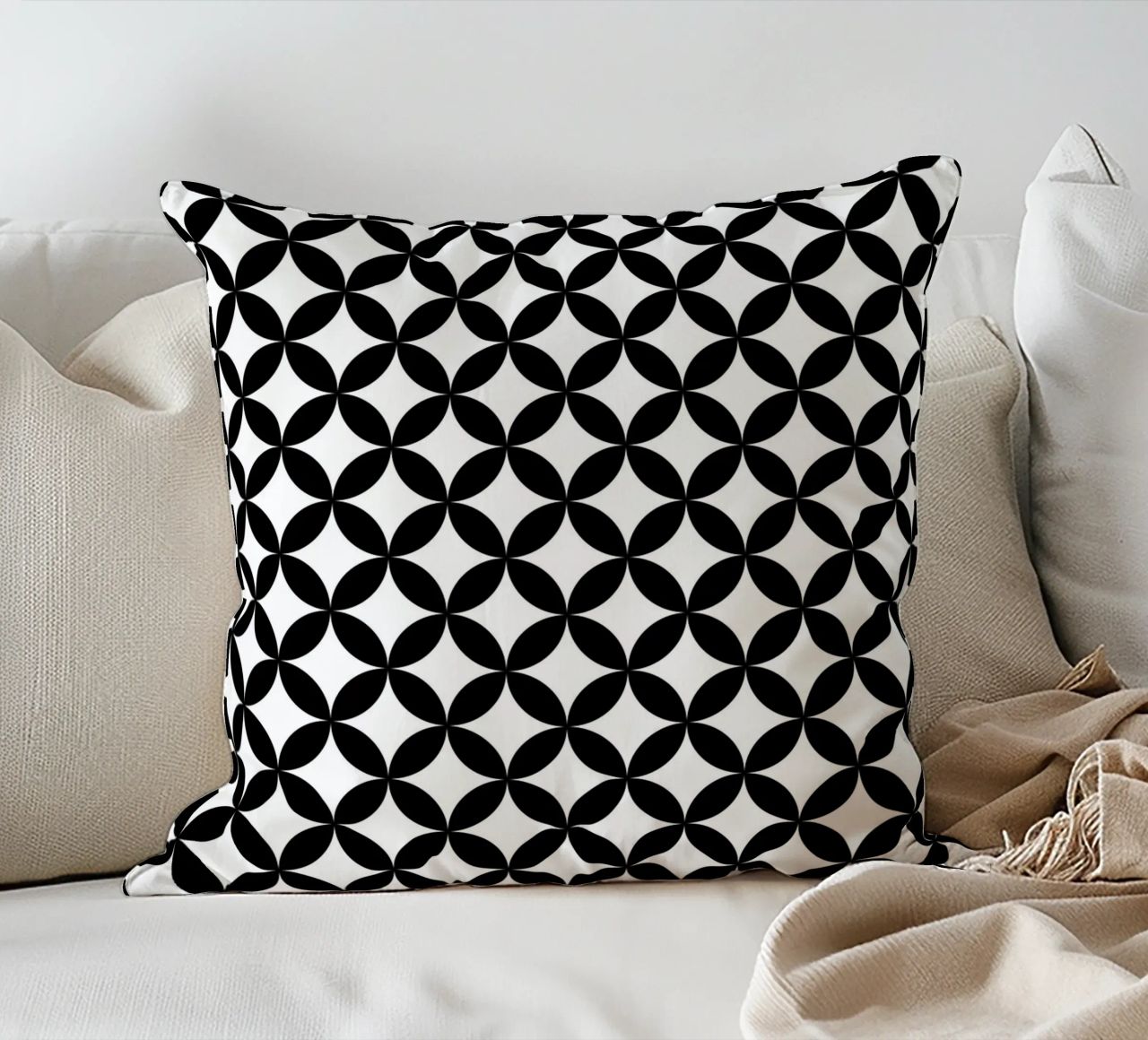 Modello floreale geometrico minimale 2 | Nero su bianco cuscino da Beauty in Simplicity