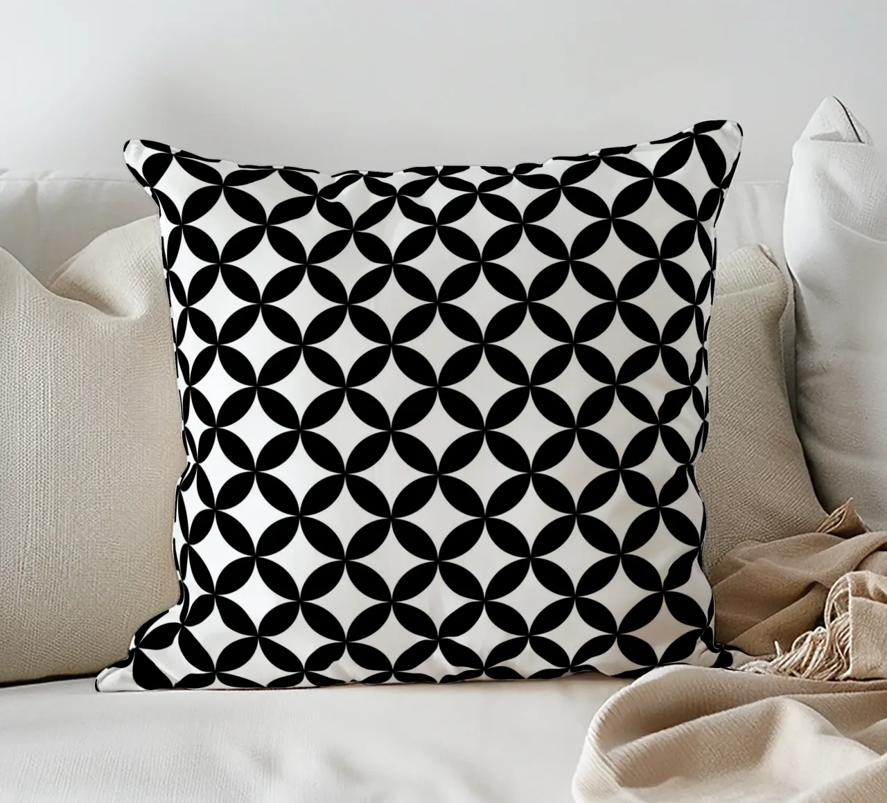 Minimal Geometric Flower Pattern 2 | Negro sobre blanco cojín de Beauty in Simplicity