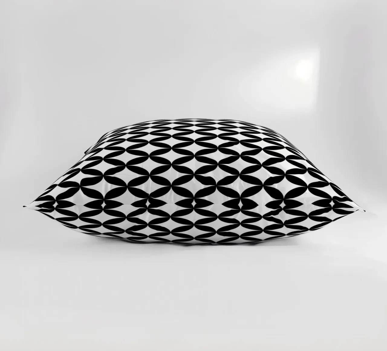 Minimal Geometric Flower Pattern 2 | Negro sobre blanco cojín de Beauty in Simplicity