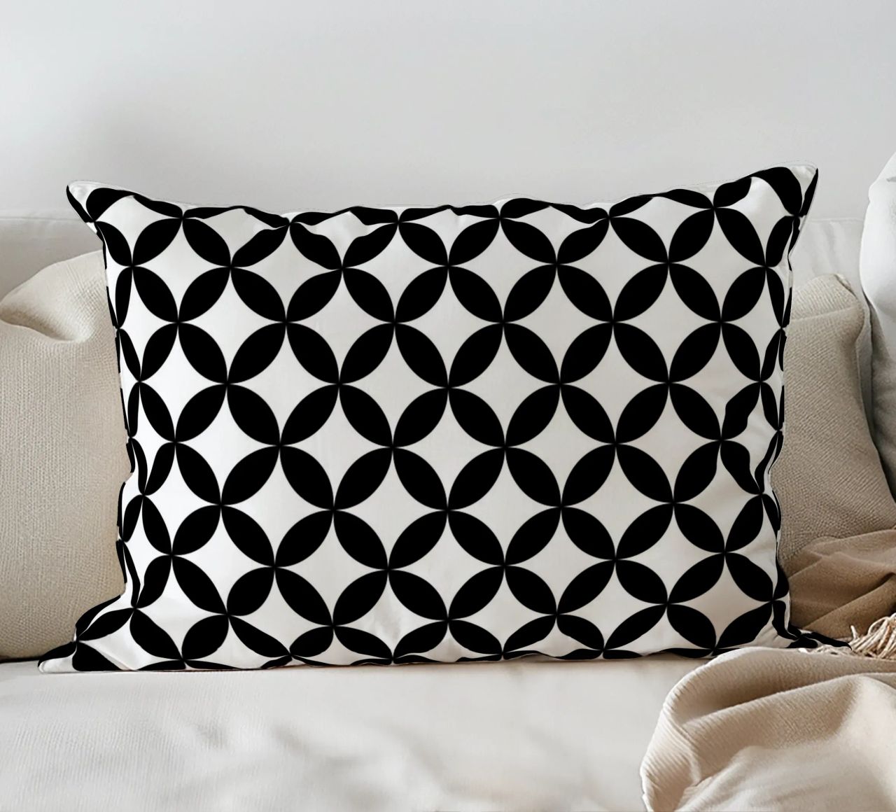 Modello floreale geometrico minimale 2 | Nero su bianco cuscino da Beauty in Simplicity