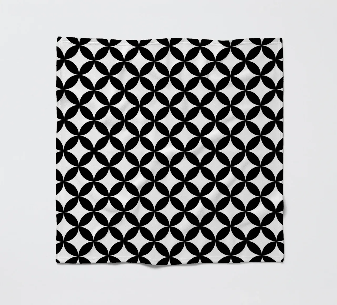Modello floreale geometrico minimale 2 | Nero su bianco coperta in pile da Beauty in Simplicity