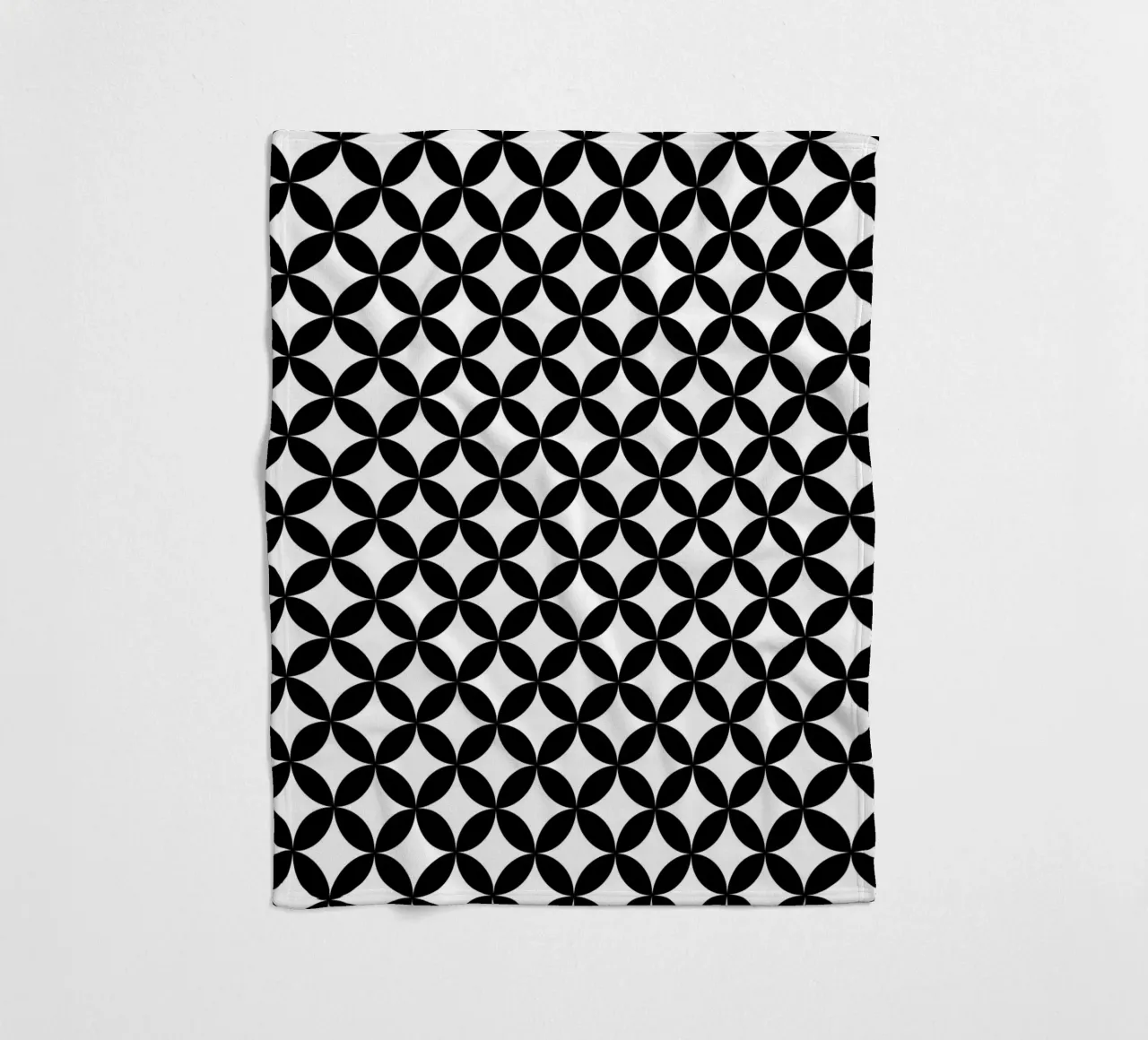 Modello floreale geometrico minimale 2 | Nero su bianco coperta in pile da Beauty in Simplicity