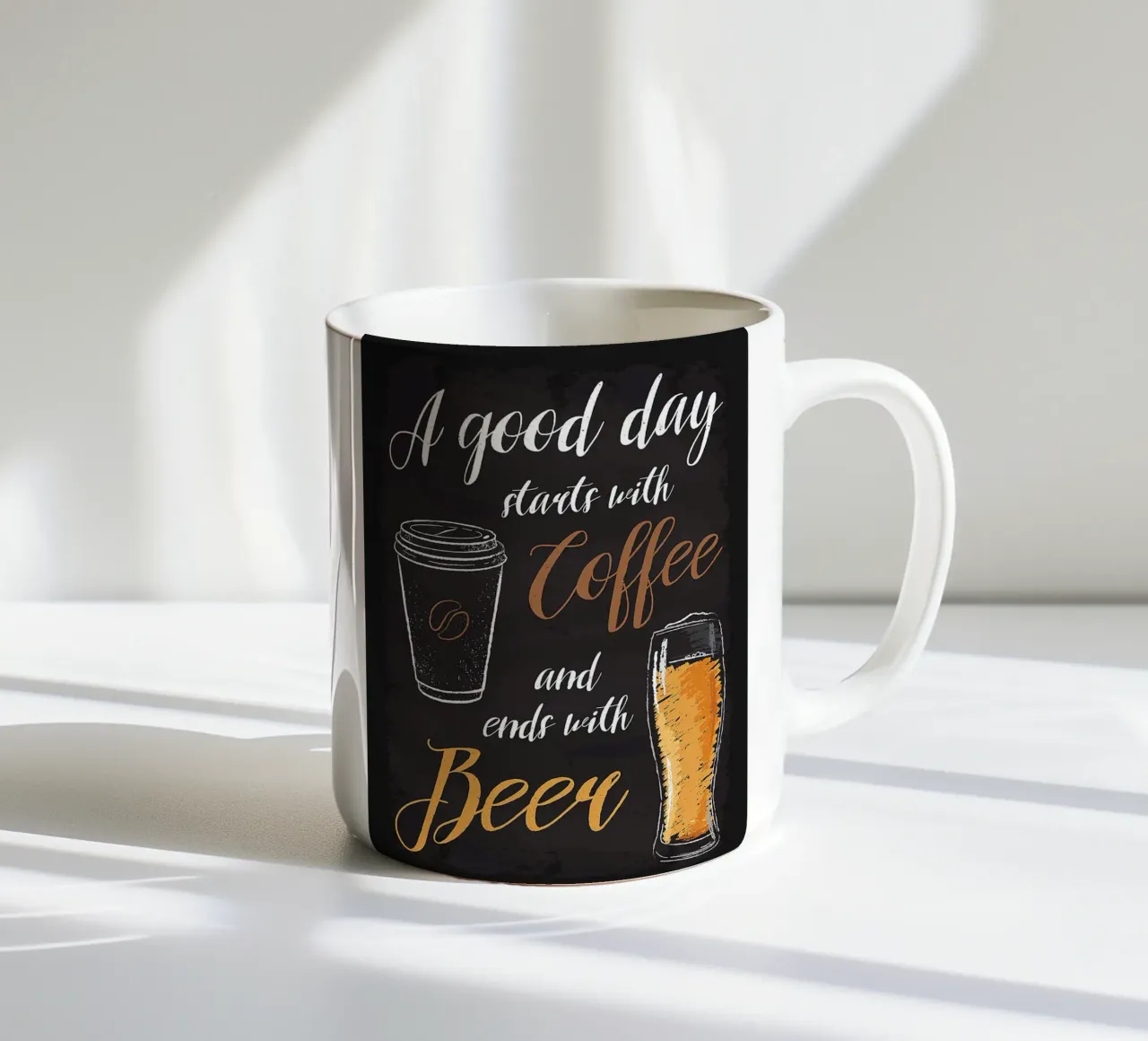 tazza di caffè birra bicchiere testo scritto a mano sfondo nero tazza in ceramica da Adam Bican