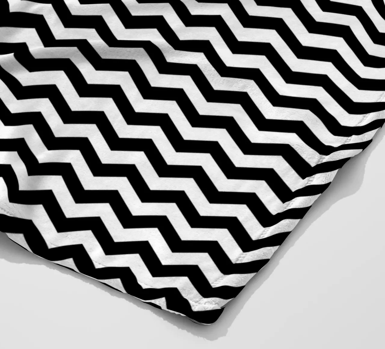 Minimal Chic Basis Chevron Patroon | Zwart Wit fleecedeken van Beauty in Simplicity