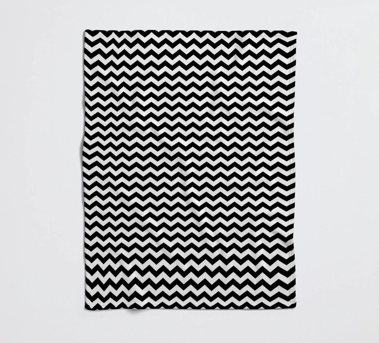 Minimal Chic Basic Chevron Pattern | Bianco e nero coperta in pile da Beauty in Simplicity