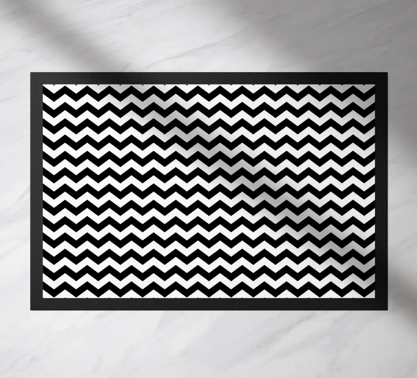 Minimal Chic Basis Chevron Patroon | Zwart Wit deurmat van Beauty in Simplicity