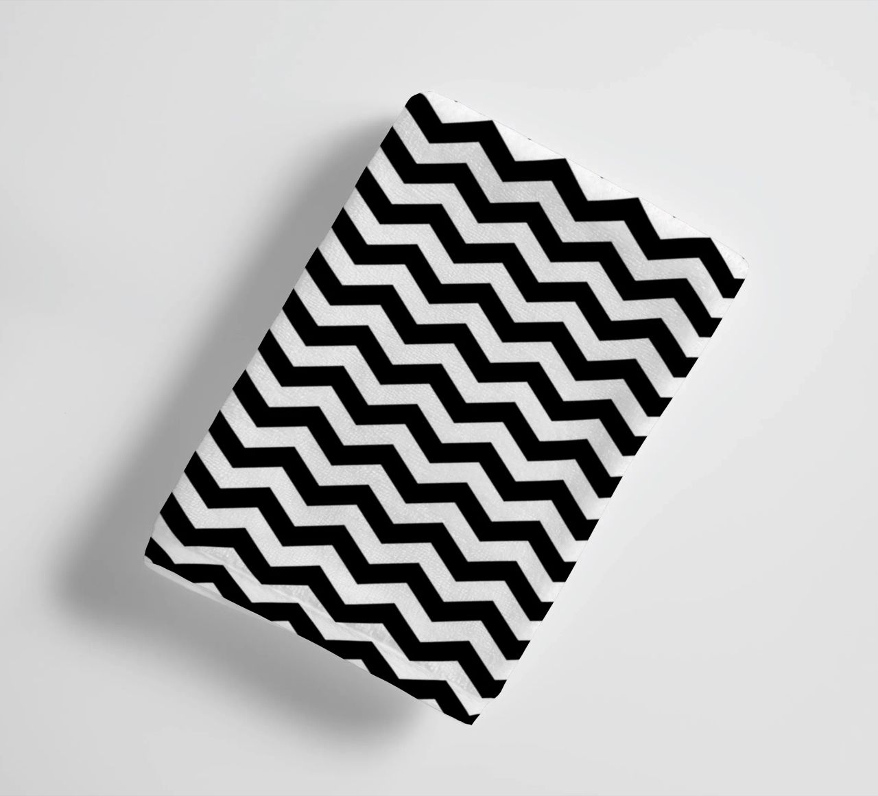 Minimal Chic Basic Chevron Pattern | Bianco e nero asciugamano da bagno da Beauty in Simplicity