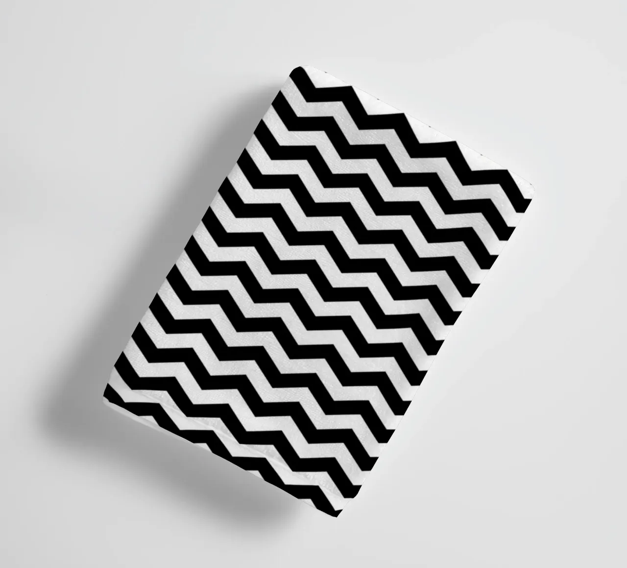 Minimal Chic Basic Chevron-Muster | Schwarz und Weiß Handtuch von Beauty in Simplicity