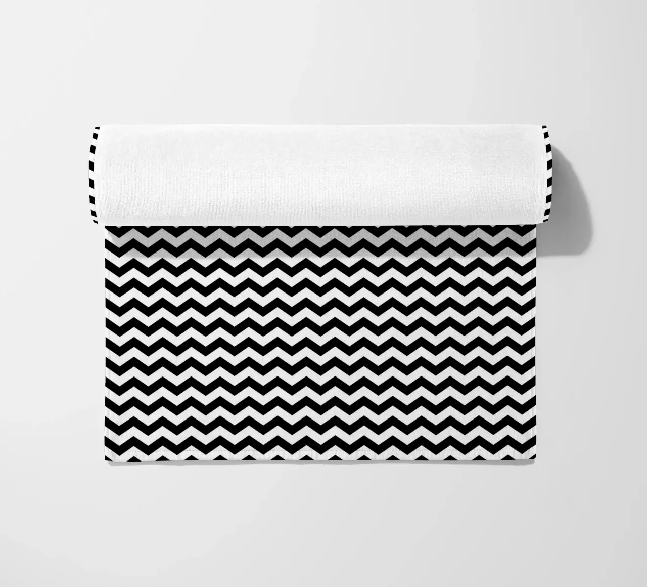 Minimal Chic Basic Chevron-Muster | Schwarz und Weiß Strandtuch von Beauty in Simplicity