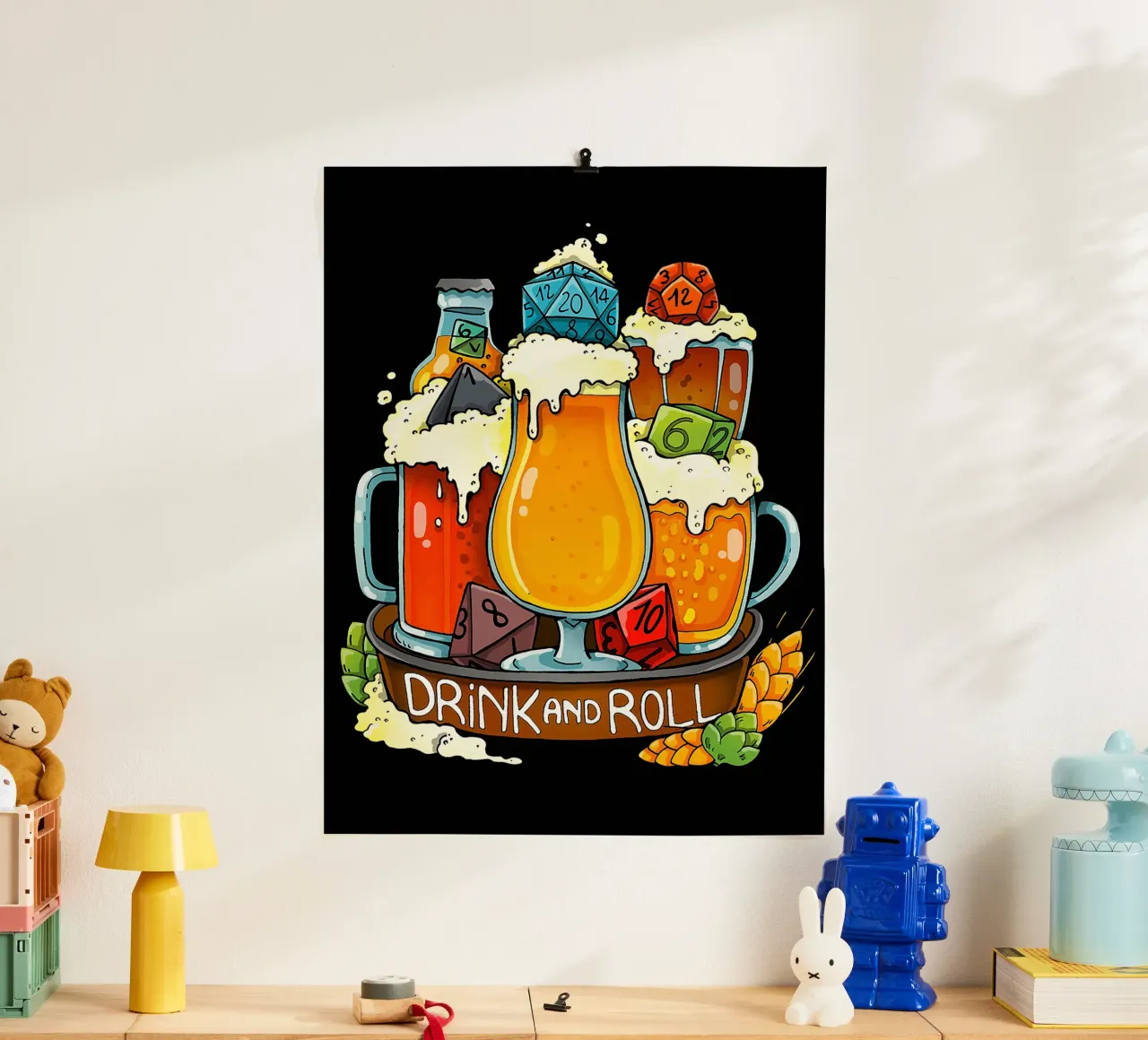 boccale di birra a dadi bottiglia di vetro schiuma poster con telaio in legno da Adam Bican