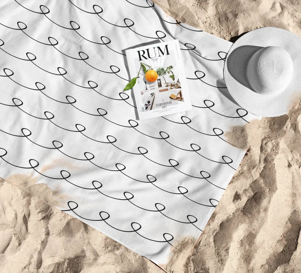 Minimal Geometric Looping Lines Drawing 2 | Nero su bianco telo mare da Beauty in Simplicity