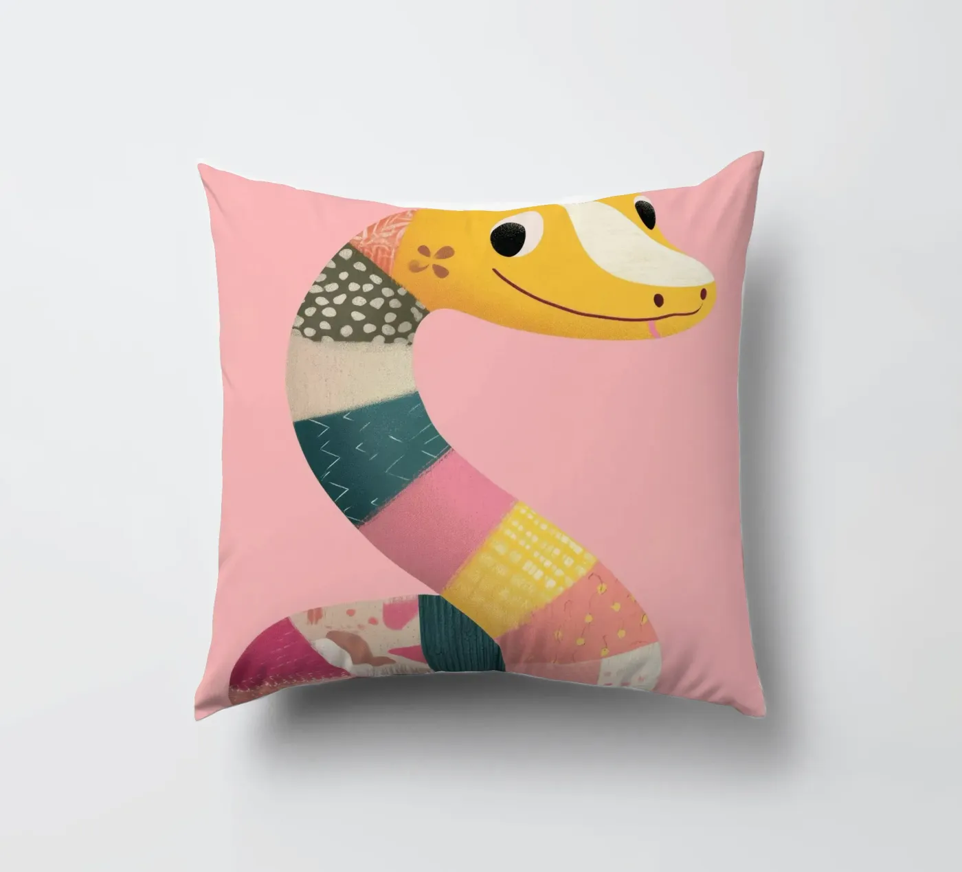 Patchy Python kussen van Kiara