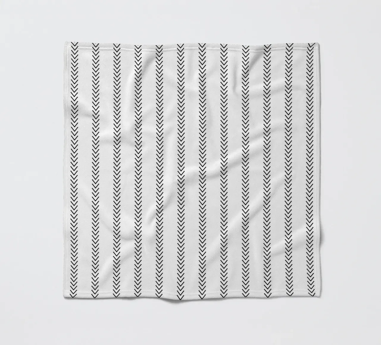 Minimal Basic Classic Frecce a strisce nere su bianco coperta in pile da Beauty in Simplicity
