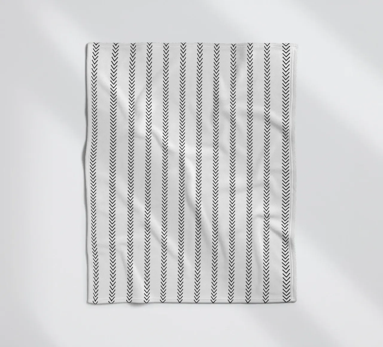 Minimal Basic Classic Frecce a strisce nere su bianco coperta in pile da Beauty in Simplicity