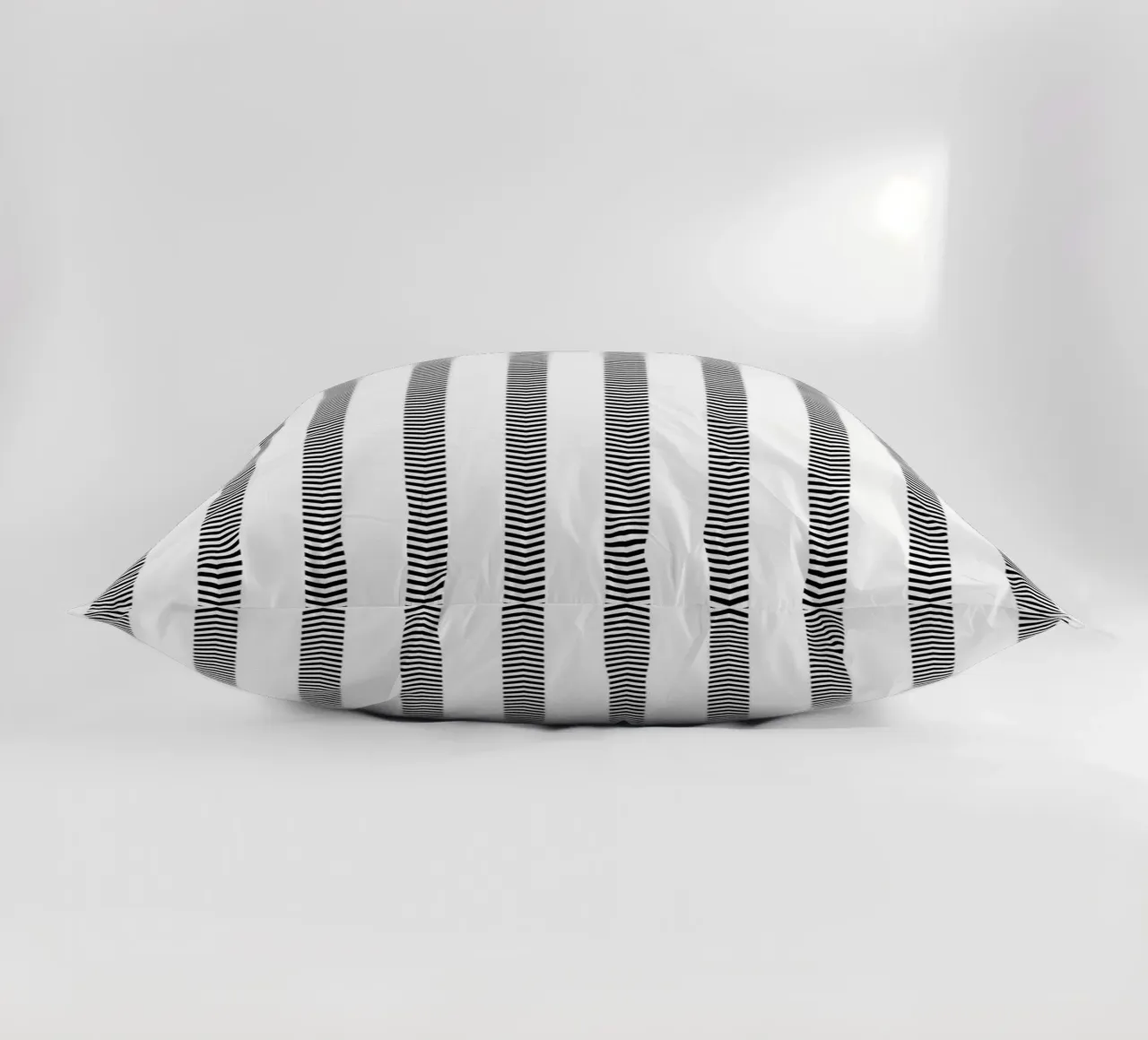 Minimal Basic Mudcloth Frecce a strisce | Nero su bianco cuscino da Beauty in Simplicity