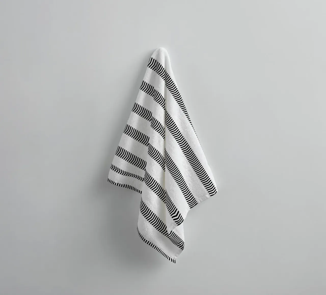 Minimal Basic Mudcloth Frecce a strisce | Nero su bianco asciugamano da bagno da Beauty in Simplicity