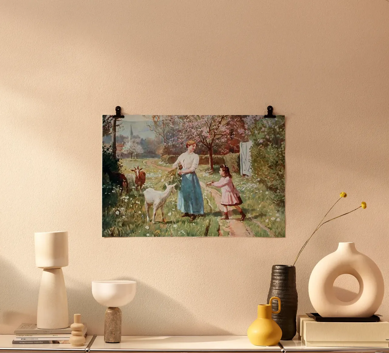 eine Mutter, die ihrer Tochter beibringt, die Ziegen zu füttern Poster mit Holzrahmen von iding store