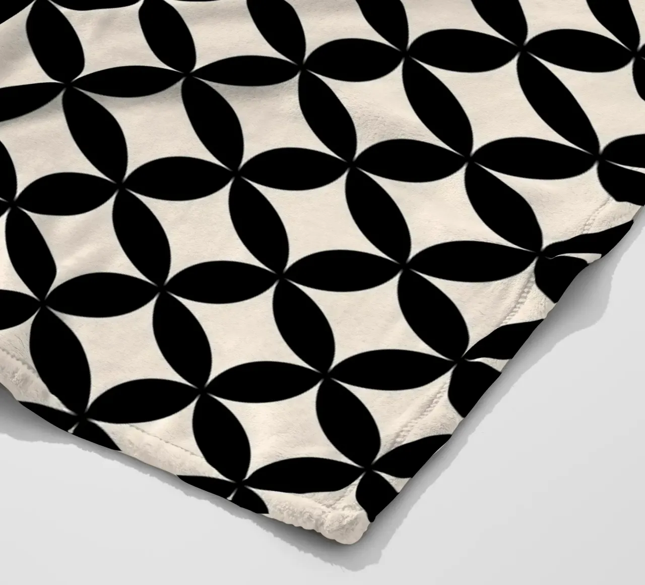Minimal Basic Geometric Flower Pattern 2 | Nero su avorio coperta in pile da Beauty in Simplicity