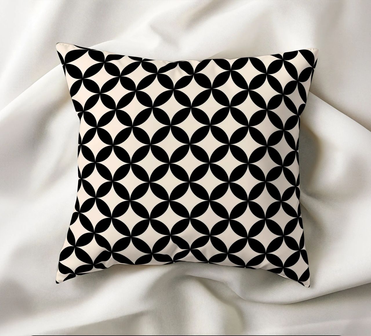 Minimal Basic Geometric Flower Pattern 2 | Nero su avorio cuscino da Beauty in Simplicity